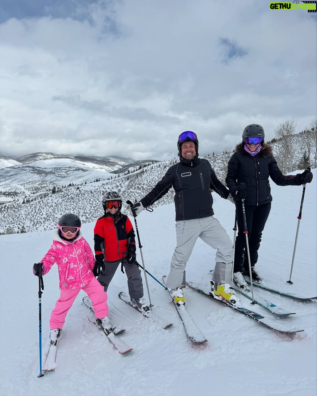 Greidys Gil - 1.3K Likes - Porque en la nieve la vida es más sabrosa!!!! 🥰❄️☃️🏂🎿 Los dos últimos videos son una delicia, ver lo chiquitos que empezaron a esquiar y ya Grace esquía azules y Lucas negras!!! 🥰