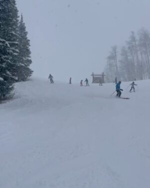 Greidys Gil Instagram - Porque en la nieve la vida es más sabrosa!!!! 🥰❄️☃️🏂🎿 Los dos últimos videos son una delicia, ver lo chiquitos que empezaron a esquiar y ya Grace esquía azules y Lucas negras!!! 🥰