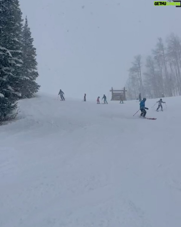 Greidys Gil - 1.3K Likes - Porque en la nieve la vida es más sabrosa!!!! 🥰❄️☃️🏂🎿 Los dos últimos videos son una delicia, ver lo chiquitos que empezaron a esquiar y ya Grace esquía azules y Lucas negras!!! 🥰