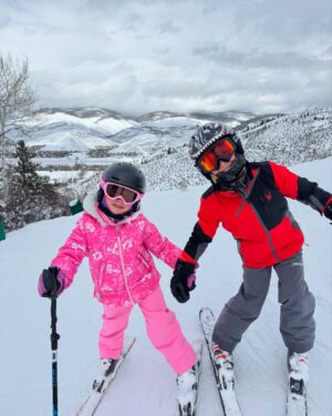 Greidys Gil Instagram - Porque en la nieve la vida es más sabrosa!!!! 🥰❄️☃️🏂🎿 Los dos últimos videos son una delicia, ver lo chiquitos que empezaron a esquiar y ya Grace esquía azules y Lucas negras!!! 🥰