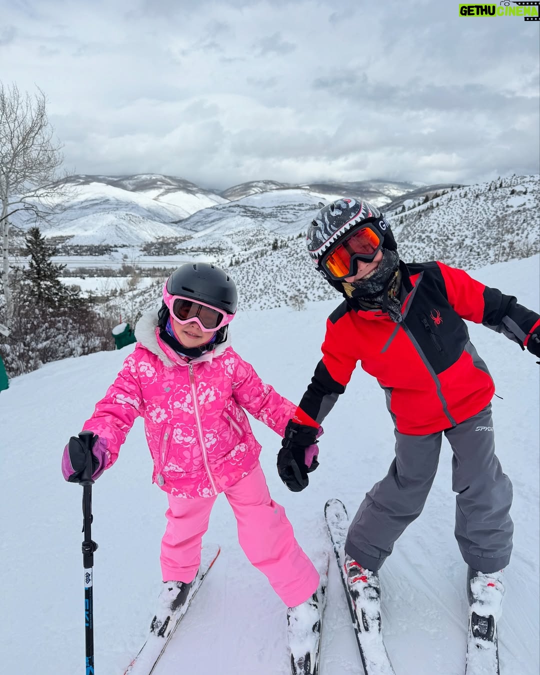 Greidys Gil - 1.3K Likes - Porque en la nieve la vida es más sabrosa!!!! 🥰❄️☃️🏂🎿 Los dos últimos videos son una delicia, ver lo chiquitos que empezaron a esquiar y ya Grace esquía azules y Lucas negras!!! 🥰