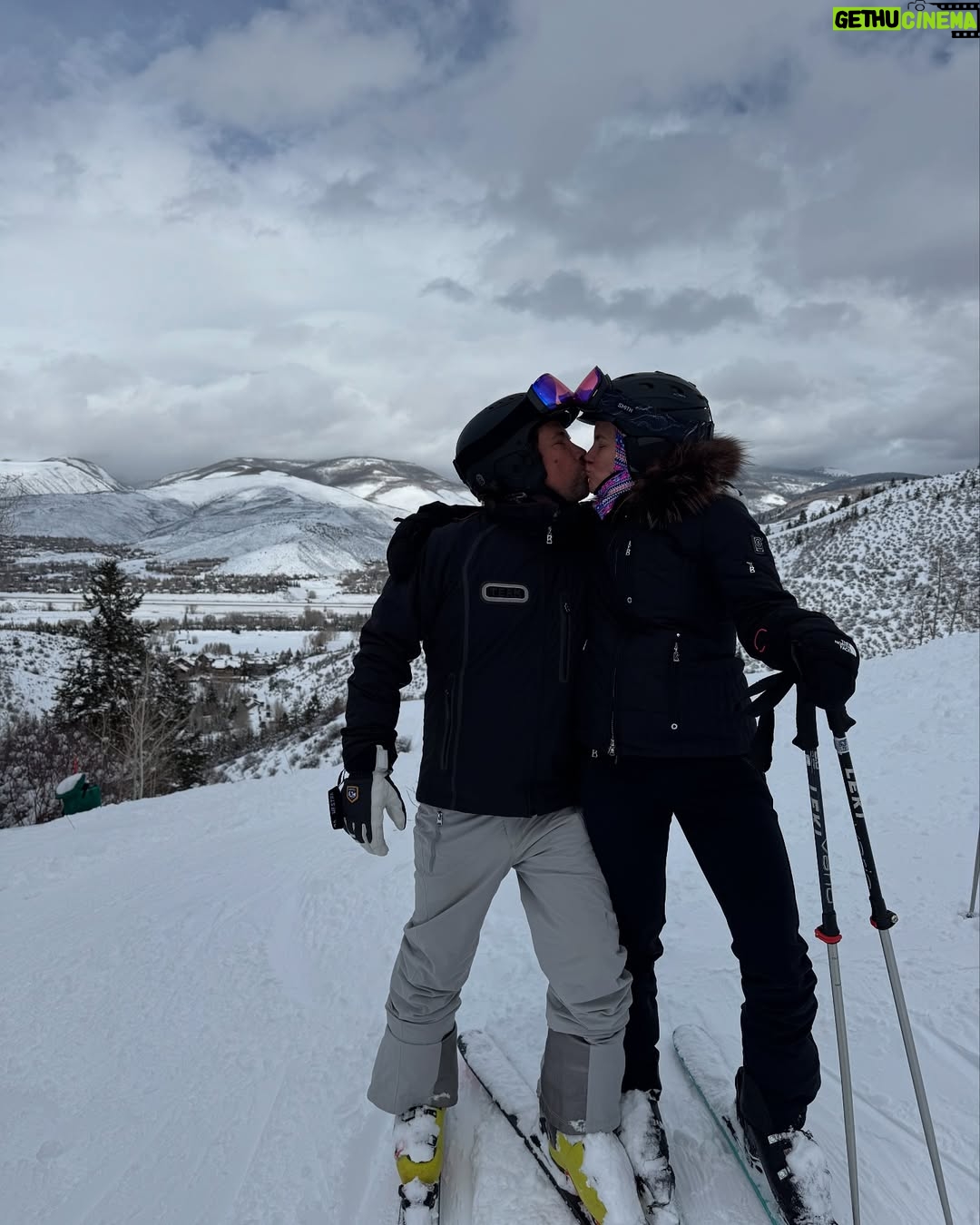 Greidys Gil - 1.3K Likes - Porque en la nieve la vida es más sabrosa!!!! 🥰❄️☃️🏂🎿 Los dos últimos videos son una delicia, ver lo chiquitos que empezaron a esquiar y ya Grace esquía azules y Lucas negras!!! 🥰