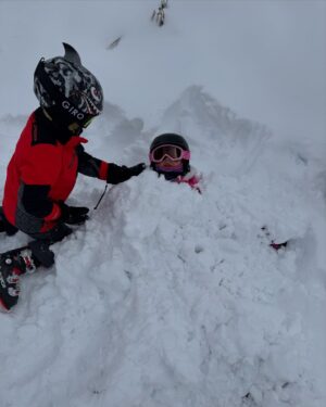 Greidys Gil Instagram - Porque en la nieve la vida es más sabrosa!!!! 🥰❄️☃️🏂🎿 Los dos últimos videos son una delicia, ver lo chiquitos que empezaron a esquiar y ya Grace esquía azules y Lucas negras!!! 🥰