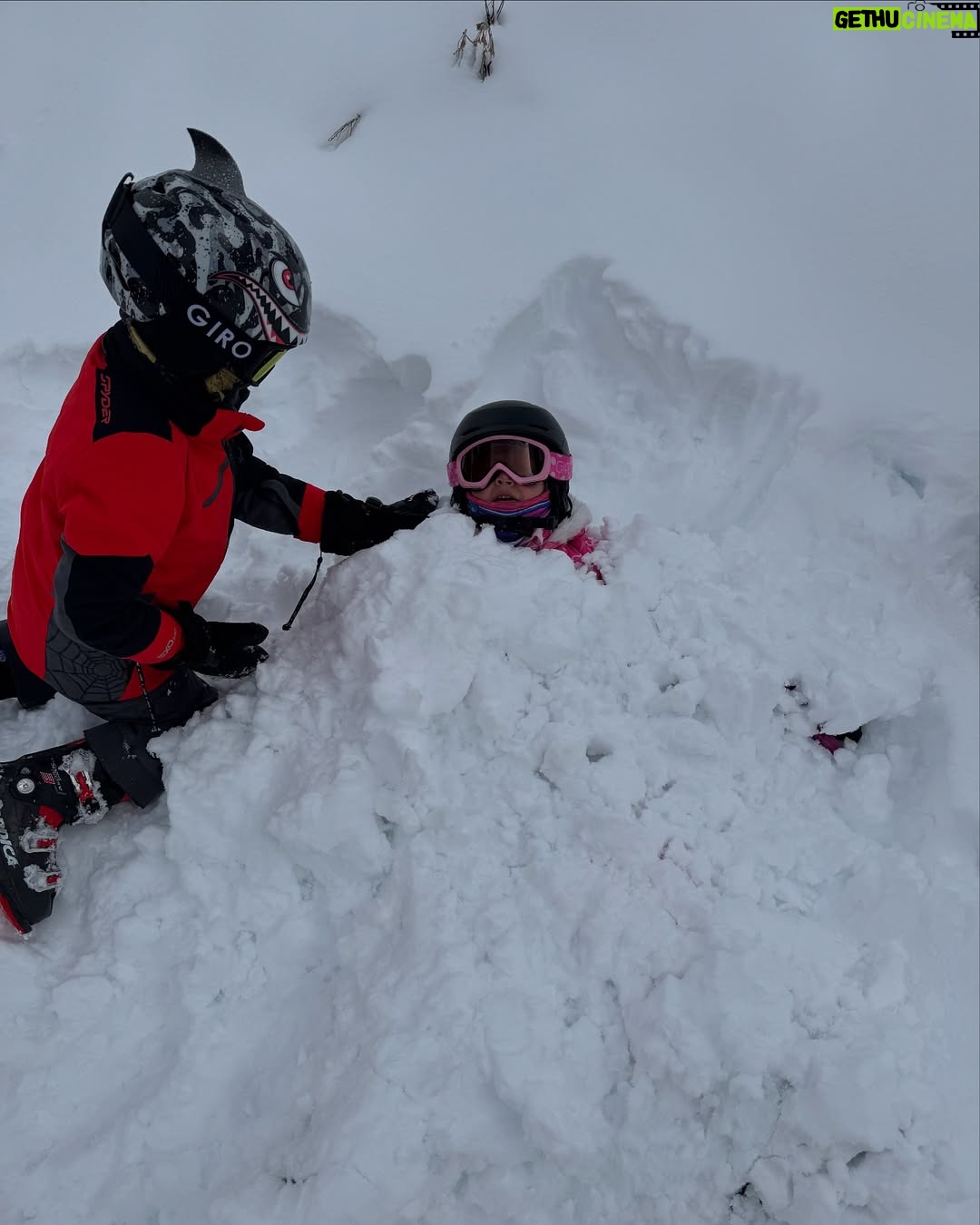 Greidys Gil - 1.3K Likes - Porque en la nieve la vida es más sabrosa!!!! 🥰❄️☃️🏂🎿 Los dos últimos videos son una delicia, ver lo chiquitos que empezaron a esquiar y ya Grace esquía azules y Lucas negras!!! 🥰