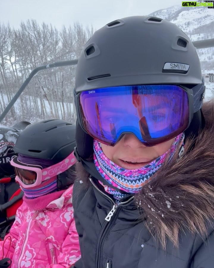 Greidys Gil - 1.3K Likes - Porque en la nieve la vida es más sabrosa!!!! 🥰❄️☃️🏂🎿 Los dos últimos videos son una delicia, ver lo chiquitos que empezaron a esquiar y ya Grace esquía azules y Lucas negras!!! 🥰