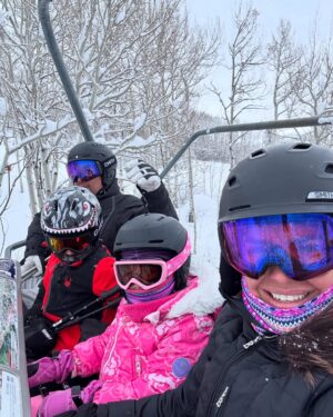Greidys Gil Instagram - Porque en la nieve la vida es más sabrosa!!!! 🥰❄️☃️🏂🎿 Los dos últimos videos son una delicia, ver lo chiquitos que empezaron a esquiar y ya Grace esquía azules y Lucas negras!!! 🥰