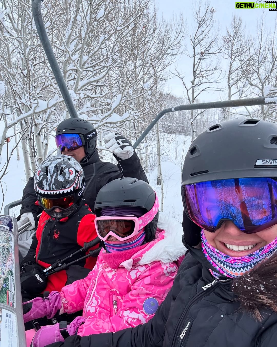 Greidys Gil - 1.3K Likes - Porque en la nieve la vida es más sabrosa!!!! 🥰❄️☃️🏂🎿 Los dos últimos videos son una delicia, ver lo chiquitos que empezaron a esquiar y ya Grace esquía azules y Lucas negras!!! 🥰