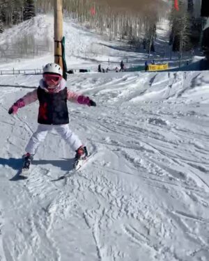 Greidys Gil Instagram - Porque en la nieve la vida es más sabrosa!!!! 🥰❄️☃️🏂🎿 Los dos últimos videos son una delicia, ver lo chiquitos que empezaron a esquiar y ya Grace esquía azules y Lucas negras!!! 🥰