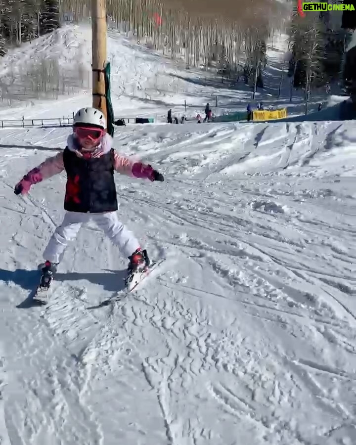 Greidys Gil - 1.3K Likes - Porque en la nieve la vida es más sabrosa!!!! 🥰❄️☃️🏂🎿 Los dos últimos videos son una delicia, ver lo chiquitos que empezaron a esquiar y ya Grace esquía azules y Lucas negras!!! 🥰