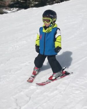 Greidys Gil Instagram - Porque en la nieve la vida es más sabrosa!!!! 🥰❄️☃️🏂🎿 Los dos últimos videos son una delicia, ver lo chiquitos que empezaron a esquiar y ya Grace esquía azules y Lucas negras!!! 🥰