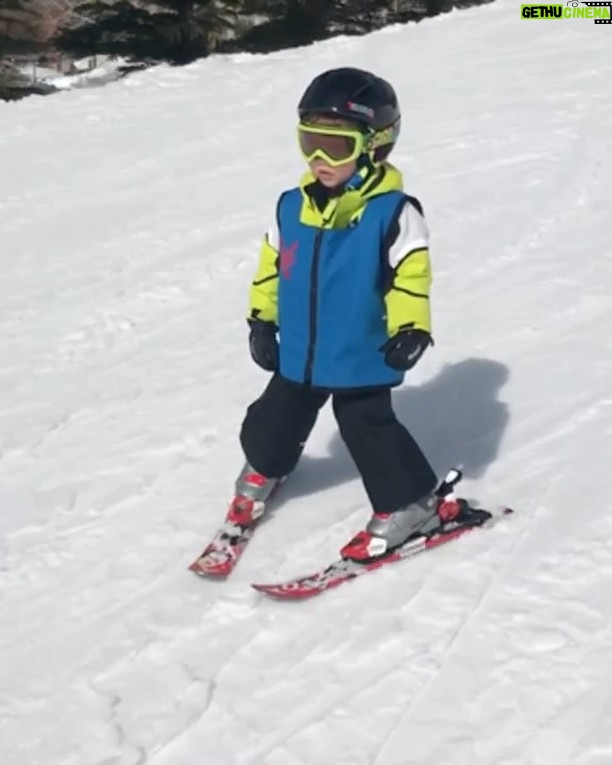 Greidys Gil - 1.3K Likes - Porque en la nieve la vida es más sabrosa!!!! 🥰❄️☃️🏂🎿 Los dos últimos videos son una delicia, ver lo chiquitos que empezaron a esquiar y ya Grace esquía azules y Lucas negras!!! 🥰
