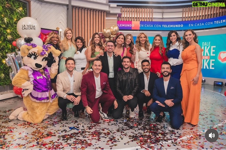 Greidys Gil - 400 Likes - Gracias Dios y a ustedes familia por preferirnos, acompañarnos cada día y convertirnos en #1!!!! 🙏🏻❤️ Gracias por apoyar a estos equipos que delante y detrás de cámaras trabajamos para llevarles la noticia y el entretenimiento con amor y dedicación! @lamesacaliente @encasacontelemundo @alrojovivo dominando las tardes por @telemundo y @hoydia con el mayor crecimiento sin importar idiomas!!! NOS VEMOS ESTA TARDE 💃🏻 a las 3 pm / 2C