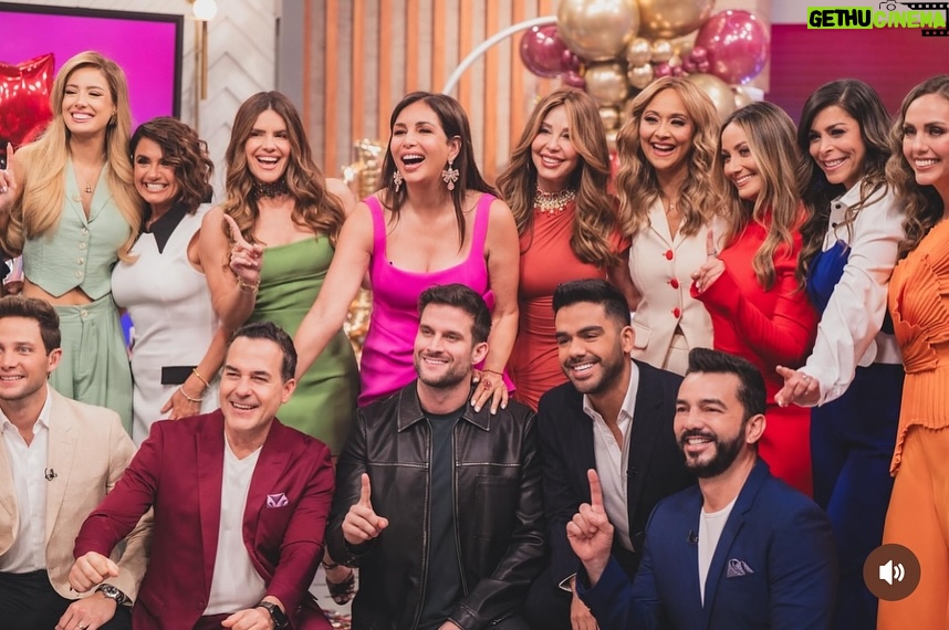 Greidys Gil - 400 Likes - Gracias Dios y a ustedes familia por preferirnos, acompañarnos cada día y convertirnos en #1!!!! 🙏🏻❤️ Gracias por apoyar a estos equipos que delante y detrás de cámaras trabajamos para llevarles la noticia y el entretenimiento con amor y dedicación! @lamesacaliente @encasacontelemundo @alrojovivo dominando las tardes por @telemundo y @hoydia con el mayor crecimiento sin importar idiomas!!! NOS VEMOS ESTA TARDE 💃🏻 a las 3 pm / 2C