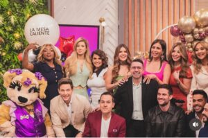 Greidys Gil Instagram - Gracias Dios y a ustedes familia por preferirnos, acompañarnos cada día y convertirnos en #1!!!! 🙏🏻❤️ Gracias por apoyar a estos equipos que delante y detrás de cámaras trabajamos para llevarles la noticia y el entretenimiento con amor y dedicación! @lamesacaliente @encasacontelemundo @alrojovivo dominando las tardes por @telemundo y @hoydia con el mayor crecimiento sin importar idiomas!!! NOS VEMOS ESTA TARDE 💃🏻 a las 3 pm / 2C
