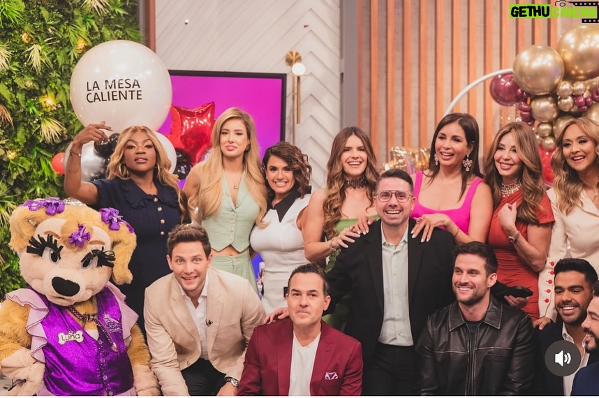 Greidys Gil - 400 Likes - Gracias Dios y a ustedes familia por preferirnos, acompañarnos cada día y convertirnos en #1!!!! 🙏🏻❤️ Gracias por apoyar a estos equipos que delante y detrás de cámaras trabajamos para llevarles la noticia y el entretenimiento con amor y dedicación! @lamesacaliente @encasacontelemundo @alrojovivo dominando las tardes por @telemundo y @hoydia con el mayor crecimiento sin importar idiomas!!! NOS VEMOS ESTA TARDE 💃🏻 a las 3 pm / 2C