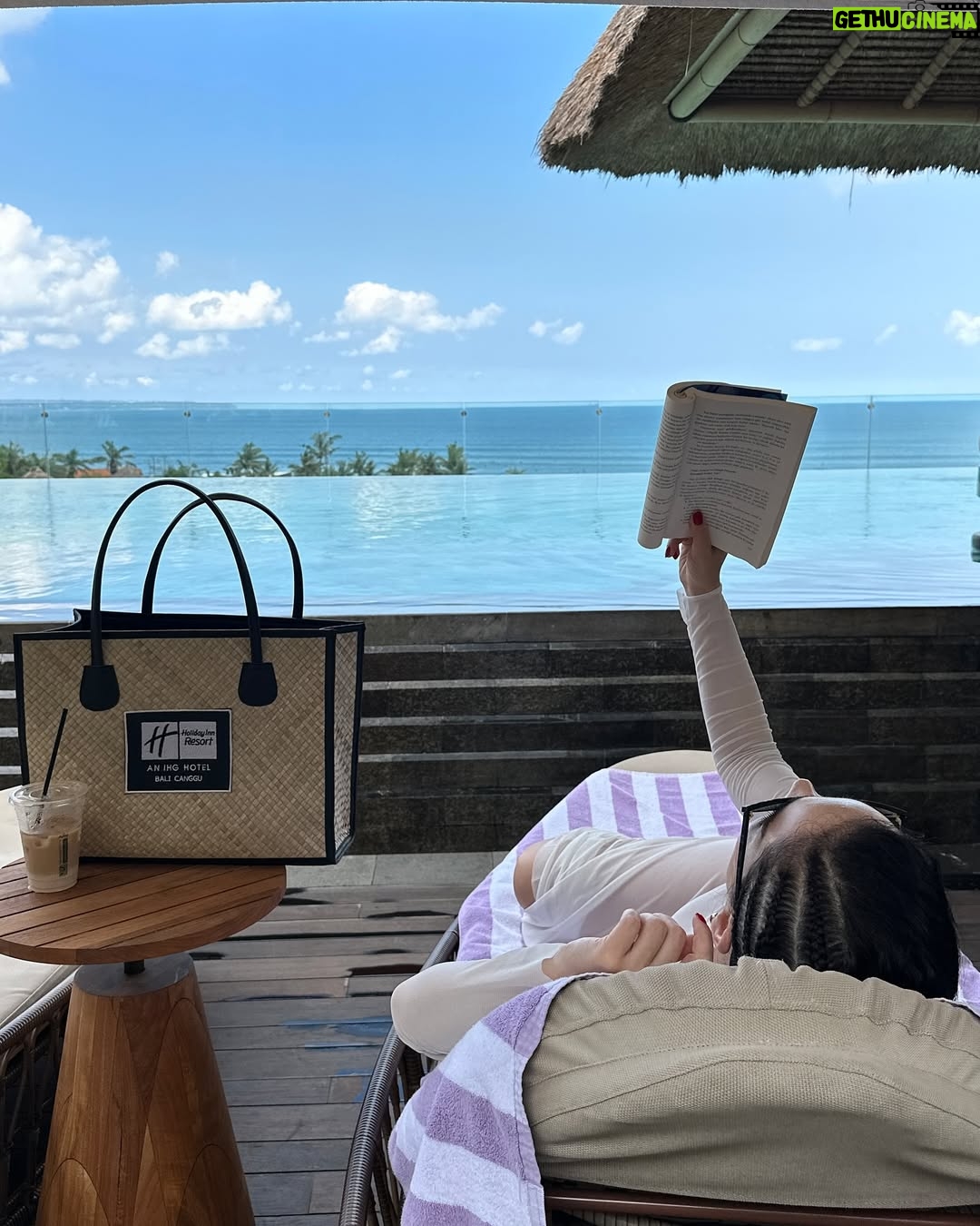 Hande Kaptan - 2.6K Likes - between the lines and the light... that’s where I stay. bali calling, serenity found.
than you @holidayinnbalicanggu for the stillness, the sun, and the space to just be.
.
#travel #bali #reklam değil