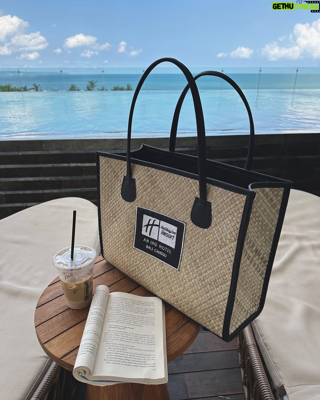 Hande Kaptan - 2.6K Likes - between the lines and the light... that’s where I stay. bali calling, serenity found.
than you @holidayinnbalicanggu for the stillness, the sun, and the space to just be.
.
#travel #bali #reklam değil