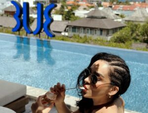 Hande Kaptan Instagram - Sunkissed moments and tropical indulgence by the infinity pool at TUI Blue Berawa – where every view is a vibe and every sip tastes like paradise, let the music play ☀️💙

#bali #paradise #hotel #berawa #infinitypool #reklam
