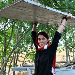 Hedieh Tehrani Instagram - بازدید از کوره های تولید زغال برای نجات چوبها ، چوبهایی که با اندکی بازسازی قابل استفاده مجدد خواهند بود با هدف جلوگیری از قطع درختهای جدید