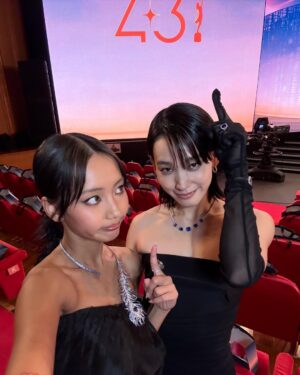 Hedwig Tam Sin-Yin Instagram - 金像獎最後一post😝

多謝大家

Look 1:
Couture gown @robertwun 
Boots @marcjacobs
High jewels @tiffanyandco

Look 2:
Evening gown  @davidkomalondon 
Heels @giuseppezanotti 
High jewels @tiffanyandco

After party:
Outfit: #UHOT @_phandanghoang_
Boots: @christianLouboutin 
Jewels: @kinks.lab

Styled by @constanclee @cons.style #consstylingwork 
Styling assisted by @leungaying

@leciacamerahk
#leciacamerahk