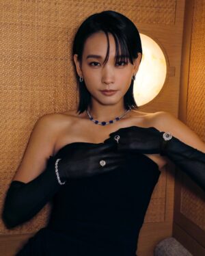 Hedwig Tam Sin-Yin Instagram - 想不到九年後可以再次以提名人嘅身份走上金像獎嘅紅地毯，戴住Tiffany & Co. 呢條鑲嵌了五粒、總共超過28克拉藍寶石的頸鏈令我格外有自信～
再加上兩隻分別鑲嵌了超過8克拉同4克拉的Tiffany & Co. 高級珠寶系列的鑽石戒指，以及鑽石圈型耳環及Tiffany Victoria 系列的手鏈和腕錶，令整個造型閃亮高雅，和我戲中對手小野一起享受這個時刻👫

#TiffanyAndCo #TiffanyHK @tiffanyandco