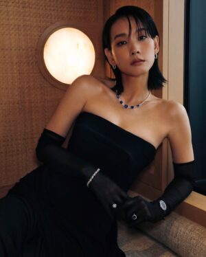 Hedwig Tam Sin-Yin Instagram - 想不到九年後可以再次以提名人嘅身份走上金像獎嘅紅地毯，戴住Tiffany & Co. 呢條鑲嵌了五粒、總共超過28克拉藍寶石的頸鏈令我格外有自信～
再加上兩隻分別鑲嵌了超過8克拉同4克拉的Tiffany & Co. 高級珠寶系列的鑽石戒指，以及鑽石圈型耳環及Tiffany Victoria 系列的手鏈和腕錶，令整個造型閃亮高雅，和我戲中對手小野一起享受這個時刻👫

#TiffanyAndCo #TiffanyHK @tiffanyandco