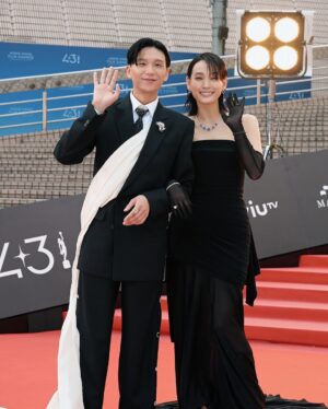 Hedwig Tam Sin-Yin Instagram - 想不到九年後可以再次以提名人嘅身份走上金像獎嘅紅地毯，戴住Tiffany & Co. 呢條鑲嵌了五粒、總共超過28克拉藍寶石的頸鏈令我格外有自信～
再加上兩隻分別鑲嵌了超過8克拉同4克拉的Tiffany & Co. 高級珠寶系列的鑽石戒指，以及鑽石圈型耳環及Tiffany Victoria 系列的手鏈和腕錶，令整個造型閃亮高雅，和我戲中對手小野一起享受這個時刻👫

#TiffanyAndCo #TiffanyHK @tiffanyandco