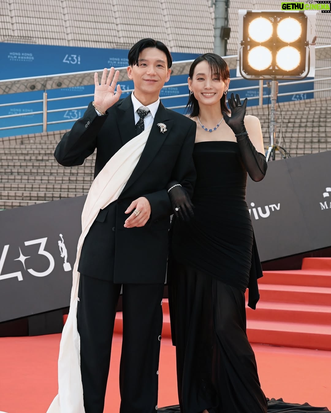 Hedwig Tam Sin-Yin - 12.7K Likes - 想不到九年後可以再次以提名人嘅身份走上金像獎嘅紅地毯,戴住Tiffany & Co. 呢條鑲嵌了五粒、總共超過28克拉藍寶石的頸鏈令我格外有自信~
再加上兩隻分別鑲嵌了超過8克拉同4克拉的Tiffany & Co. 高級珠寶系列的鑽石戒指,以及鑽石圈型耳環及Tiffany Victoria 系列的手鏈和腕錶,令整個造型閃亮高雅,和我戲中對手小野一起享受這個時刻👫
#TiffanyAndCo #TiffanyHK @tiffanyandco