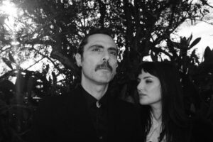 Helena Coelho Instagram - ⚡️🦬SUMMERTIME CAME🦬⚡️ Que bela que é a voz da @helenic . 

Canção escrita pela @helenic , por mim e letra do @thelegendarytigerman 

Tema presente no meu mais recente disco…BUFFALO 

Pic @thelegendarytigerman 

#summertimecame #buffalo #helenic #thelegendarytigerman #ray