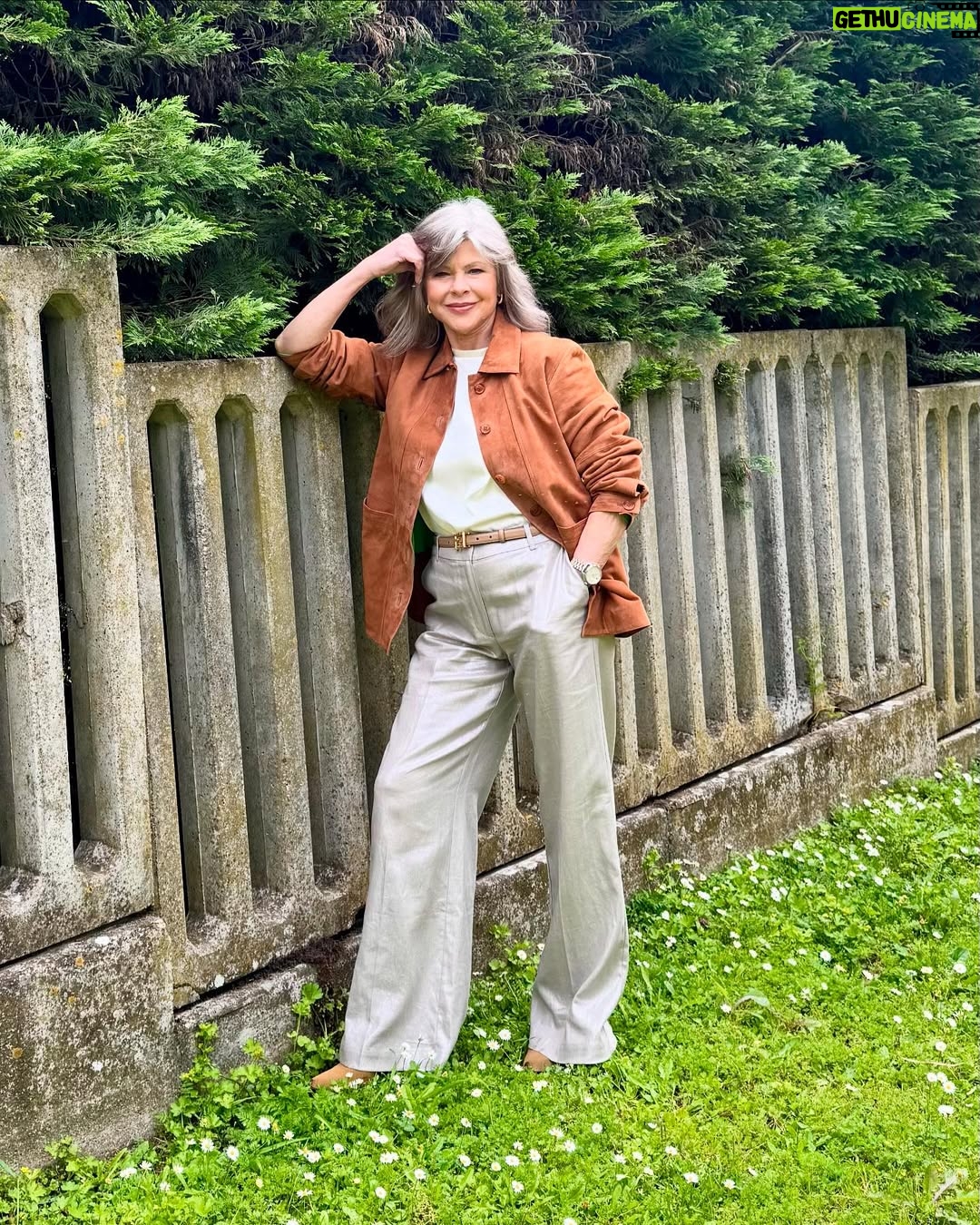 Helena Isabel - 2.2K Likes - Look primavera @stefanel_official šø
Passem nas lojas da Castilho e Guerra Junqueiro!
VĆ£o adorar esta nova coleção com peƧas em linhos, sedas e algodĆ£o, da melhor qualidade ā¤ļø
#stefanel #stefanelss2025