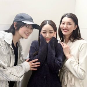 Hiroki Nanami Instagram - ☆
ミュージカル『フランケンシュタイン』観劇した時、楽屋にて📷2人ともキレイでめちゃカッコよかったーー会えて嬉しすぎた顔してる。
.
#朝夏まなと　
#花乃まりあ 
#七海ひろき