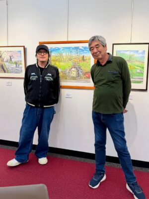 Hisashi Eguchi Instagram - 高橋 広くんは漫画家故ちばあきお先生の元アシスタントで、独立後は漫画家として「青空ナイン」や「イレブン」などの作品を残し、今はペンスケッチ画家。彼の個展が有楽町でやっていて見に行ってきた。
あきおプロにはアシスタントの他に、日々の食事や掃除洗濯など作画以外の生活全般をサポートするメシスタントと呼ばれる女性スタッフが何人かいて、ぼくの最初の結婚相手がそのスタッフの一人だった事もあり、あきおプロにはよく遊びに行かせてもらった。
そこで知り合った広くんとは歳が同じで、SFや筒井康隆の大ファンという共通点もあり、仲良くなったのだった。当時、大友克洋のファイアーボールの話を興奮して出来る知り合いなんか周りにいなかったのでね。
広くんのペン画は押しつけがましくなく静かだが、何でもない日常への愛しみが、そこに流れている時間とともにギュっと定着されている。描かれている人達も普通。風景も普通。普通の人生への賛歌だ。と言ったら本人「やめてよ」って困ったように笑うかな。
あんまり話もしなかったけど内心すごく刺激を受けていた。
すごく絵を描きたくなって、帰り道は早足になった。
有楽町の交通会館地下1階 シルバーサロンAにて5月3日まで開催中です。お近くにいらしたら是非とも。

@hiro_dion0210