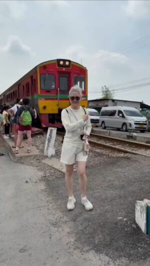 Hong Huifang Instagram - 打卡景点
#maeklongrailwaymarket
#美功鐵道市場🚂