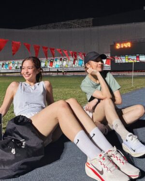 Hsing-Chen Yeh Instagram - 🏃🏽‍♀️💨💨💨💨💨
1.2 — 今日陪練員 @cclairekuoo 
3.4 — 跑完送自己軟糖🥹👍🏾無糖好吃讚
5 — 感謝敏敏教練紀錄💖 @min0115min 
6 — 把跑步課表排進Applewatch體能訓練裡超方便✨
7 — 4/22 地球日徽章🌏💕 謝謝地球