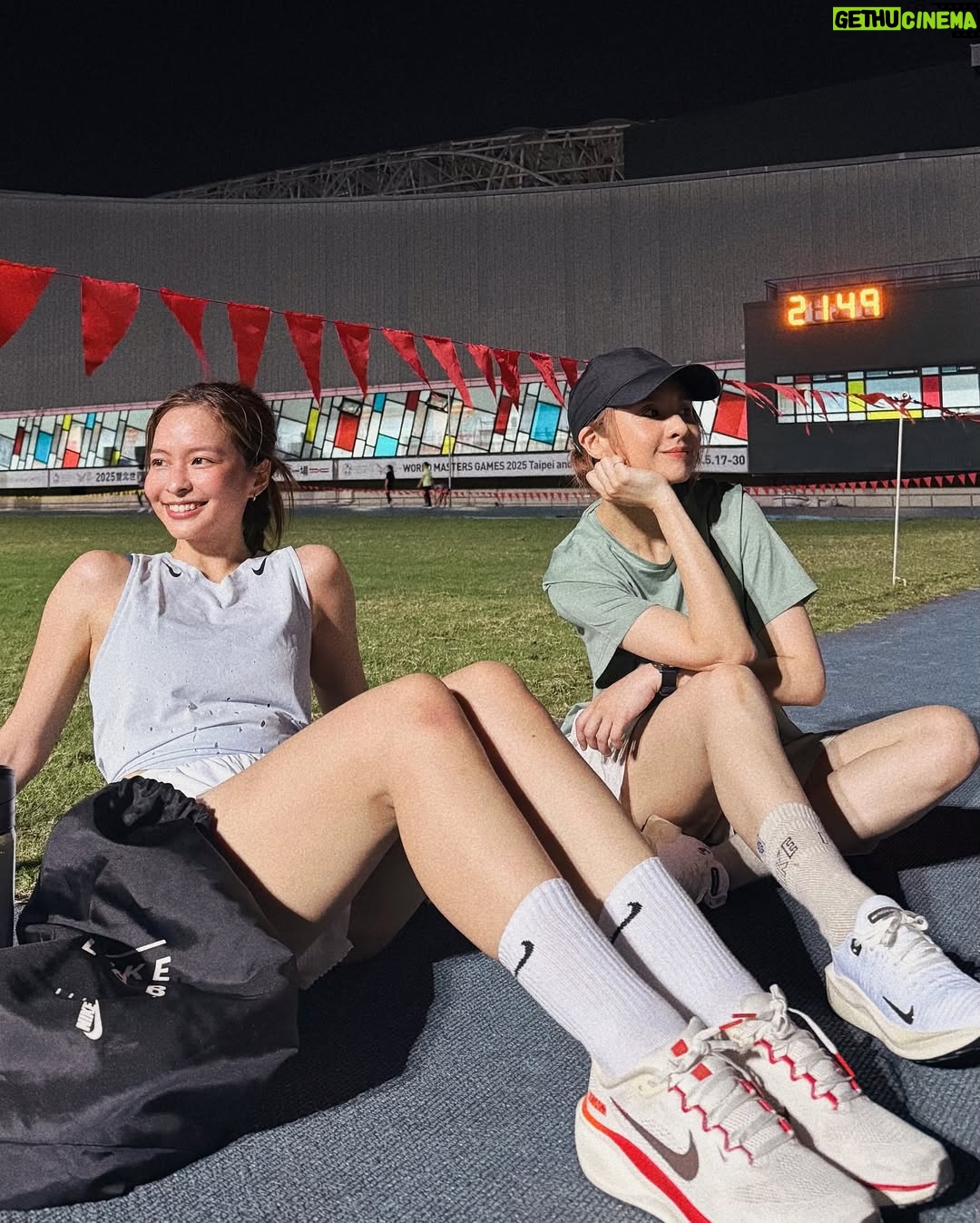 Hsing-Chen Yeh - 3.3K Likes - 🏃🏽♀️💨💨💨💨💨
1.2 — 今日陪練員 @cclairekuoo
3.4 — 跑完送自己軟糖🥹👍🏾無糖好吃讚
5 — 感謝敏敏教練紀錄💖 @min0115min
6 — 把跑步課表排進Applewatch體能訓練裡超方便✨
7 — 4/22 地球日徽章🌏💕 謝謝地球
