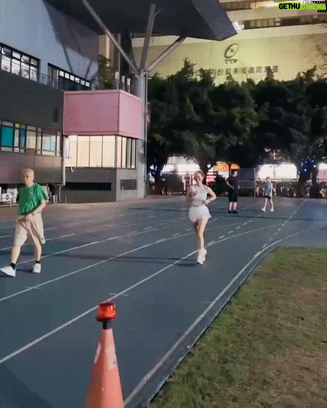 Hsing-Chen Yeh - 3.3K Likes - 🏃🏽♀️💨💨💨💨💨
1.2 — 今日陪練員 @cclairekuoo
3.4 — 跑完送自己軟糖🥹👍🏾無糖好吃讚
5 — 感謝敏敏教練紀錄💖 @min0115min
6 — 把跑步課表排進Applewatch體能訓練裡超方便✨
7 — 4/22 地球日徽章🌏💕 謝謝地球