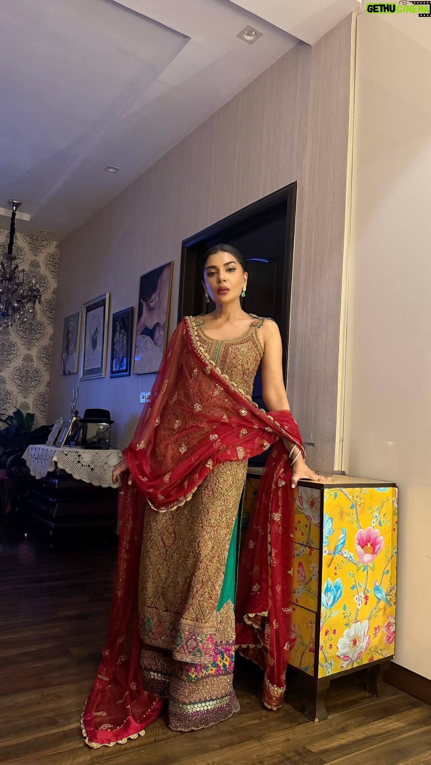 Iffat Rahim - 146 Likes -