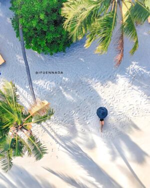 Ifu Ennada Instagram - When You Look, Do you See Me? For real, can you see me down there?🤣 As for me, I can see my skin glow even from a distance! Thanks to my @beautifuskin Body Butters and Turmeric Soap😍🥰. 
___
Giant Black Hat: @mood_by_asher
___
#Maldives #KylieBaby
