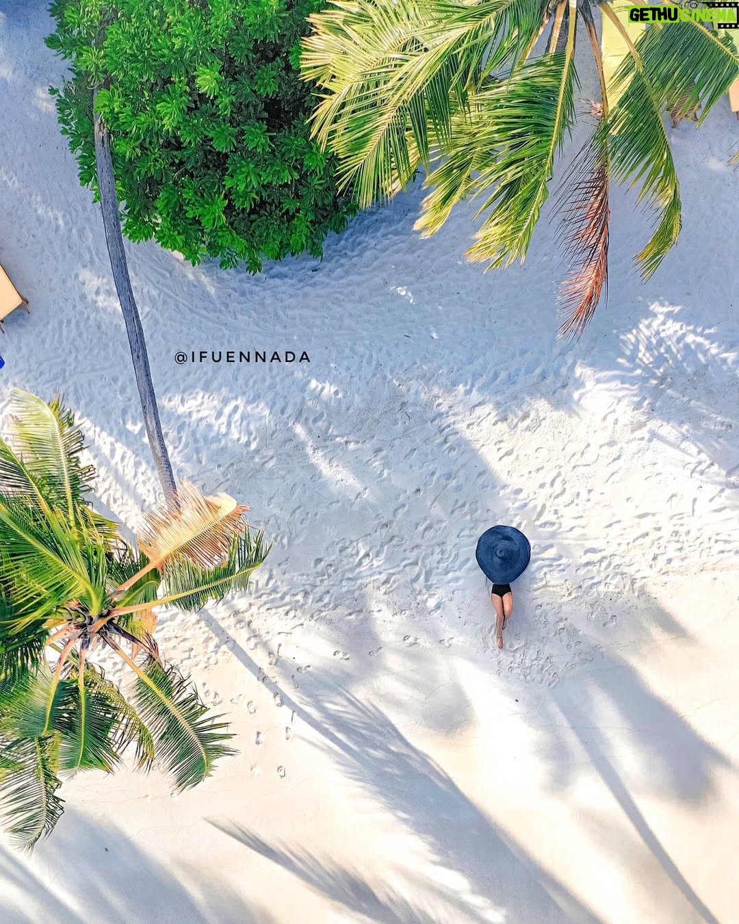 Ifu Ennada - 5.3K Likes - When You Look, Do you See Me? For real, can you see me down there?🤣 As for me, I can see my skin glow even from a distance! Thanks to my @beautifuskin Body Butters and Turmeric Soap😍🥰.
___
Giant Black Hat: @mood_by_asher
___
#Maldives #KylieBaby