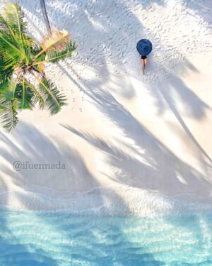 Ifu Ennada Instagram - When You Look, Do you See Me? For real, can you see me down there?🤣 As for me, I can see my skin glow even from a distance! Thanks to my @beautifuskin Body Butters and Turmeric Soap😍🥰. 
___
Giant Black Hat: @mood_by_asher
___
#Maldives #KylieBaby