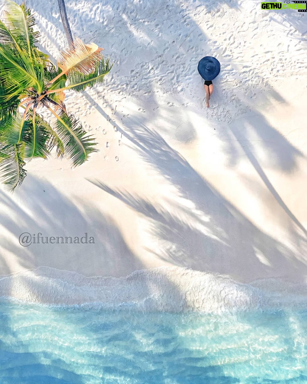 Ifu Ennada - 5.3K Likes - When You Look, Do you See Me? For real, can you see me down there?🤣 As for me, I can see my skin glow even from a distance! Thanks to my @beautifuskin Body Butters and Turmeric Soap😍🥰.
___
Giant Black Hat: @mood_by_asher
___
#Maldives #KylieBaby