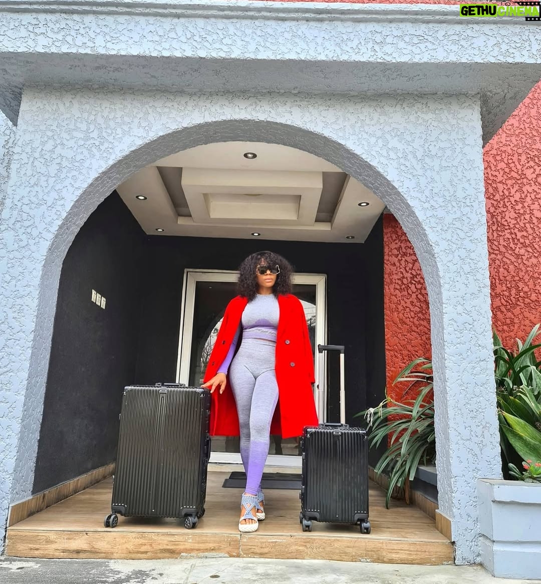 Ifu Ennada - 11.2K Likes - What I'm Not Gonna Do is Spend Valentine's Day in Africa! 🤣 Who can guess where I'm travelling to? Pls don't say Dubai, I use God name to beg you. 🙏🏽🤣
___
Thanks to @mood_by_asher for my Pictures and Travel Luggage.