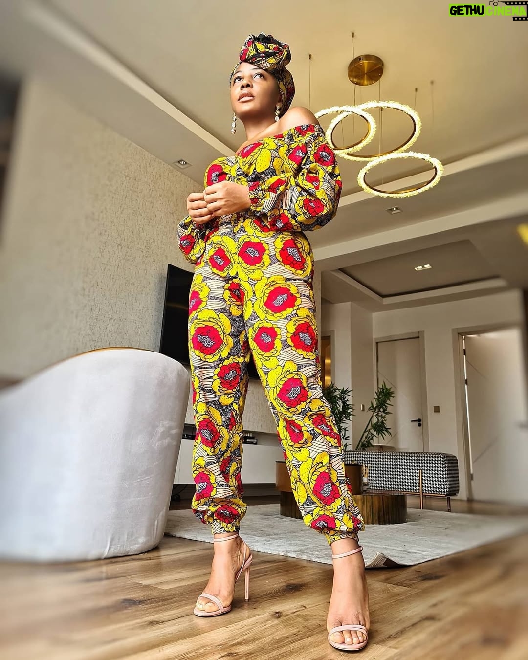 Ifu Ennada - 8.1K Likes - Young Forever Ifu. Thin Ifu😊. What Slide is Your Fave? 👇🏿👇🏿👇🏿
___
Outfit - My Precious @blessing_mandy
___
Skin my @beautifuskin
