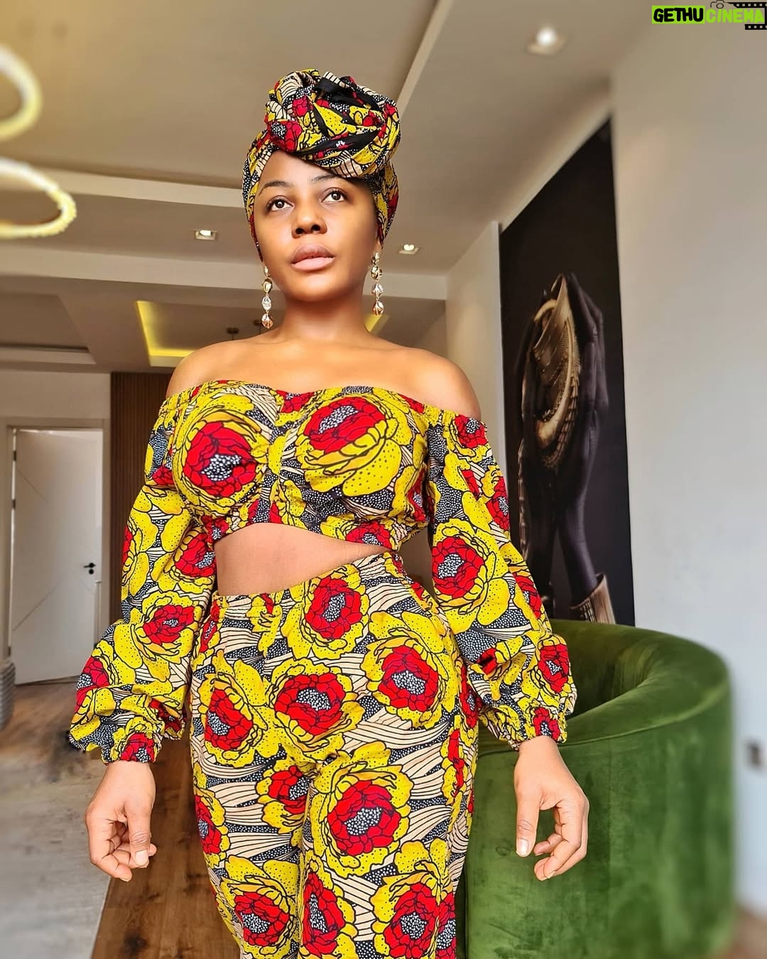 Ifu Ennada - 8.1K Likes - Young Forever Ifu. Thin Ifu😊. What Slide is Your Fave? 👇🏿👇🏿👇🏿
___
Outfit - My Precious @blessing_mandy
___
Skin my @beautifuskin