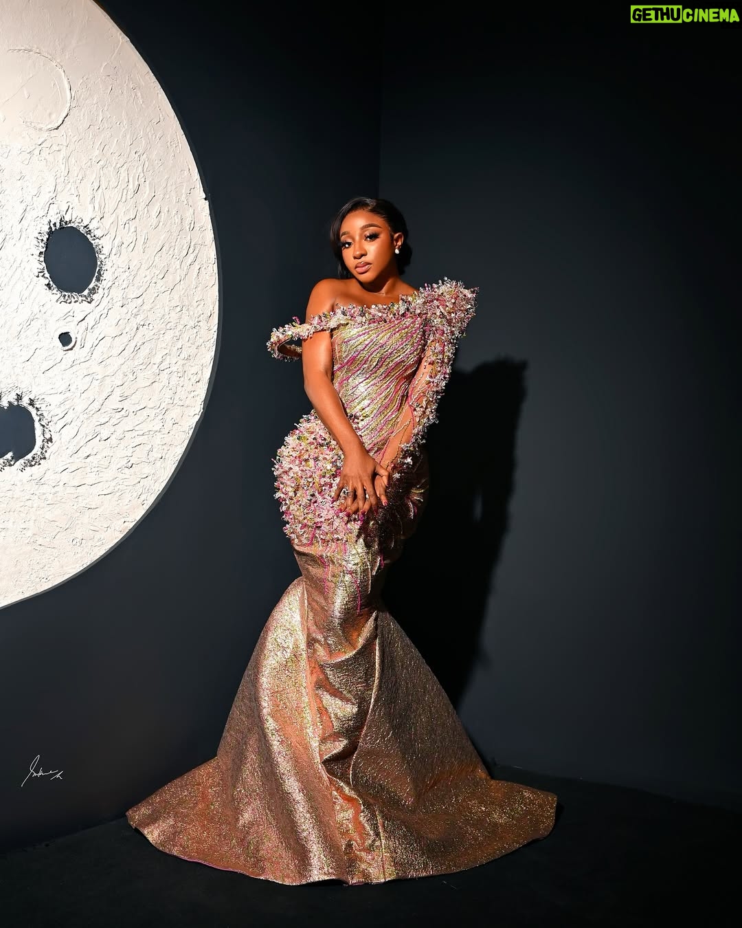 Ini Edo - 167.6K Likes - Out for TM ! Aaaarrrrrghhhhh girl .. you made me so emotional this night. You are indeed an embodiment of God’s grace @tokemakinwa .
Styled by the force … the Tornado @swankyjerry
Dress by @kudcollections
Make up @bernards_magic
Hair by @hairartistrybycoco
Photographer @shotbysukre
Location @dcontenthub
Crowned by the force @swankyjerry
No swanky No styling 💅🏾