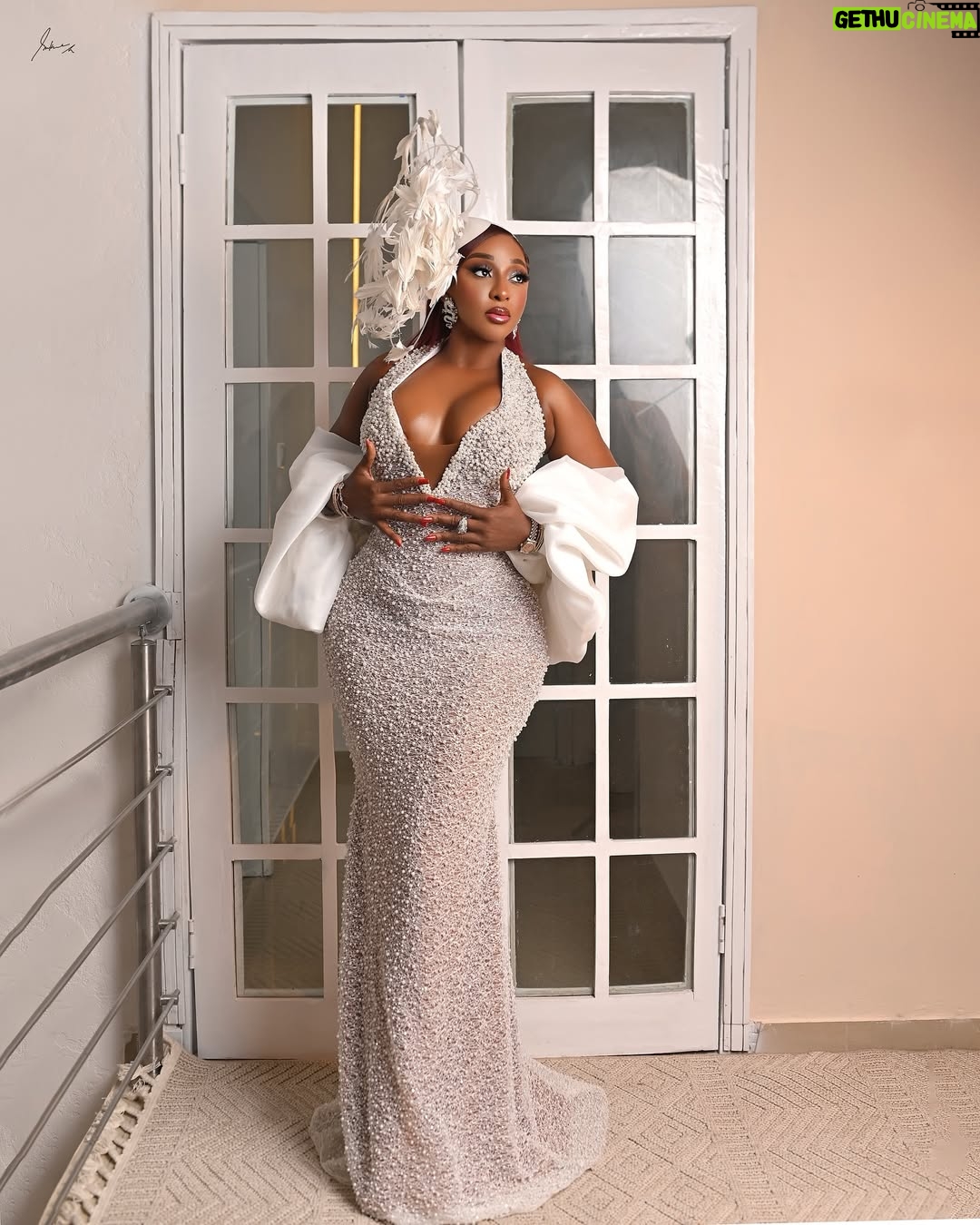 Ini Edo - 127.1K Likes - A day made for love and I got to witness it 😍
STYLED BY THE ELEMENT @styl.addiction
Skin: @beautysecretsofapril
Dress @herluxury.ng
Makeup: @bernards_magic
📸 📸: @shotbysukre l