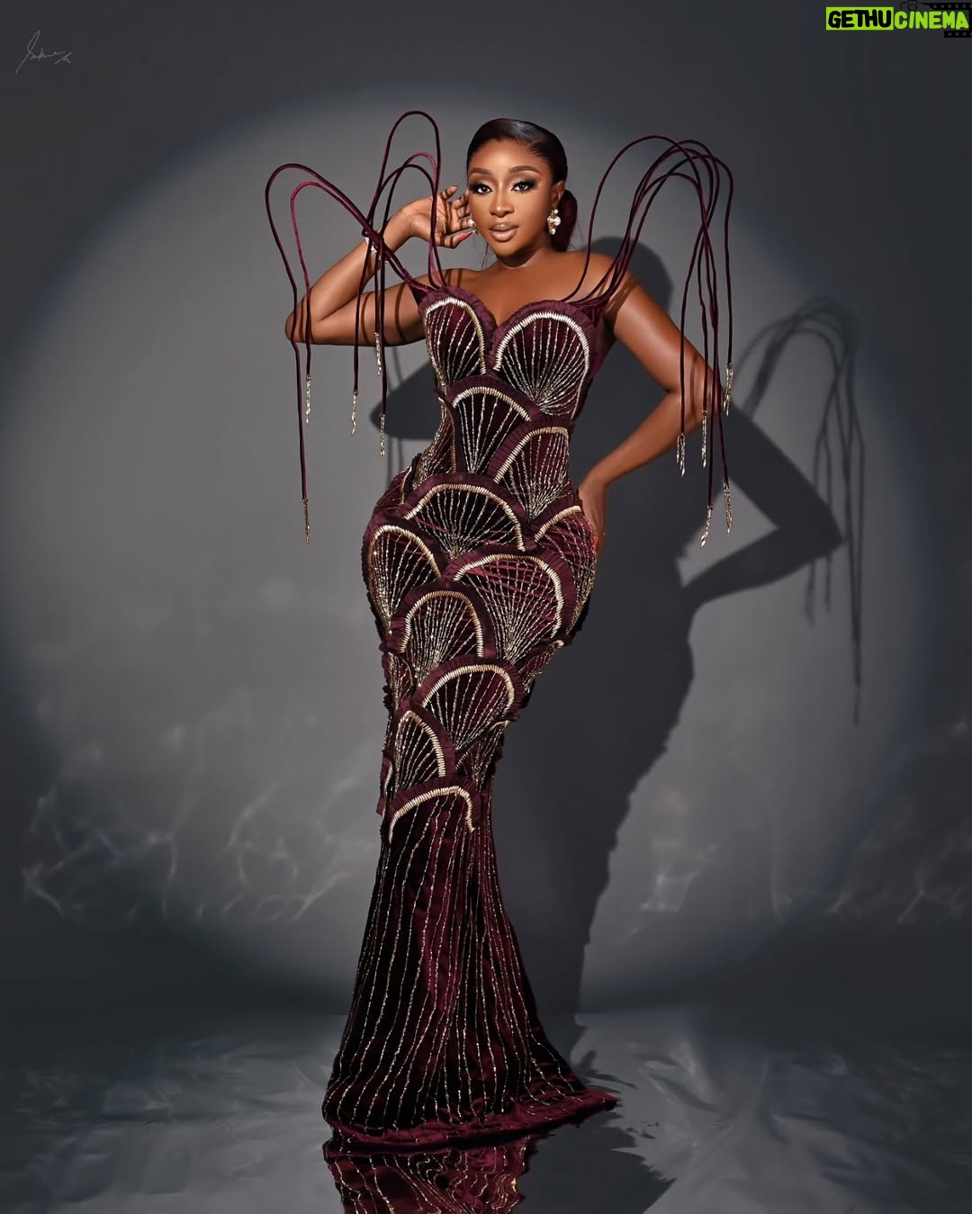 Ini Edo - 137.7K Likes - Out for @afriff
Styled by the force @swankyjerry
Dress @kudcollections
Hair @hairartistrybycoco
Photography @shotbysukre