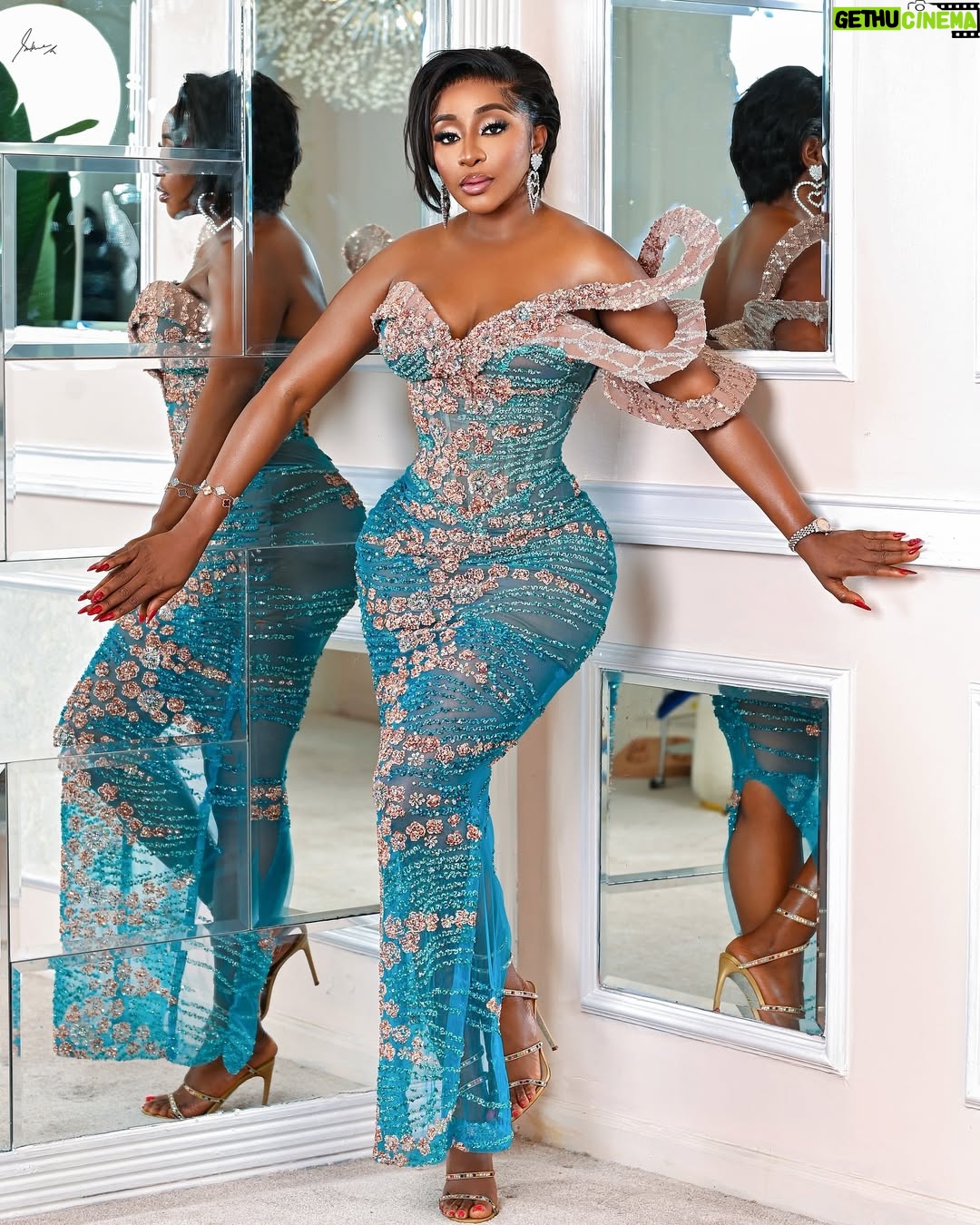 Ini Edo - 123.6K Likes - Celebrating Women in film 💕
@redseafilm festival
Dressed in @xtrabrideslagos
Styled by @swankyjerry
Makeup @_looksbynganga
Photographed @shotbysukre
#Redseaff24 #thenewhomeoffilm