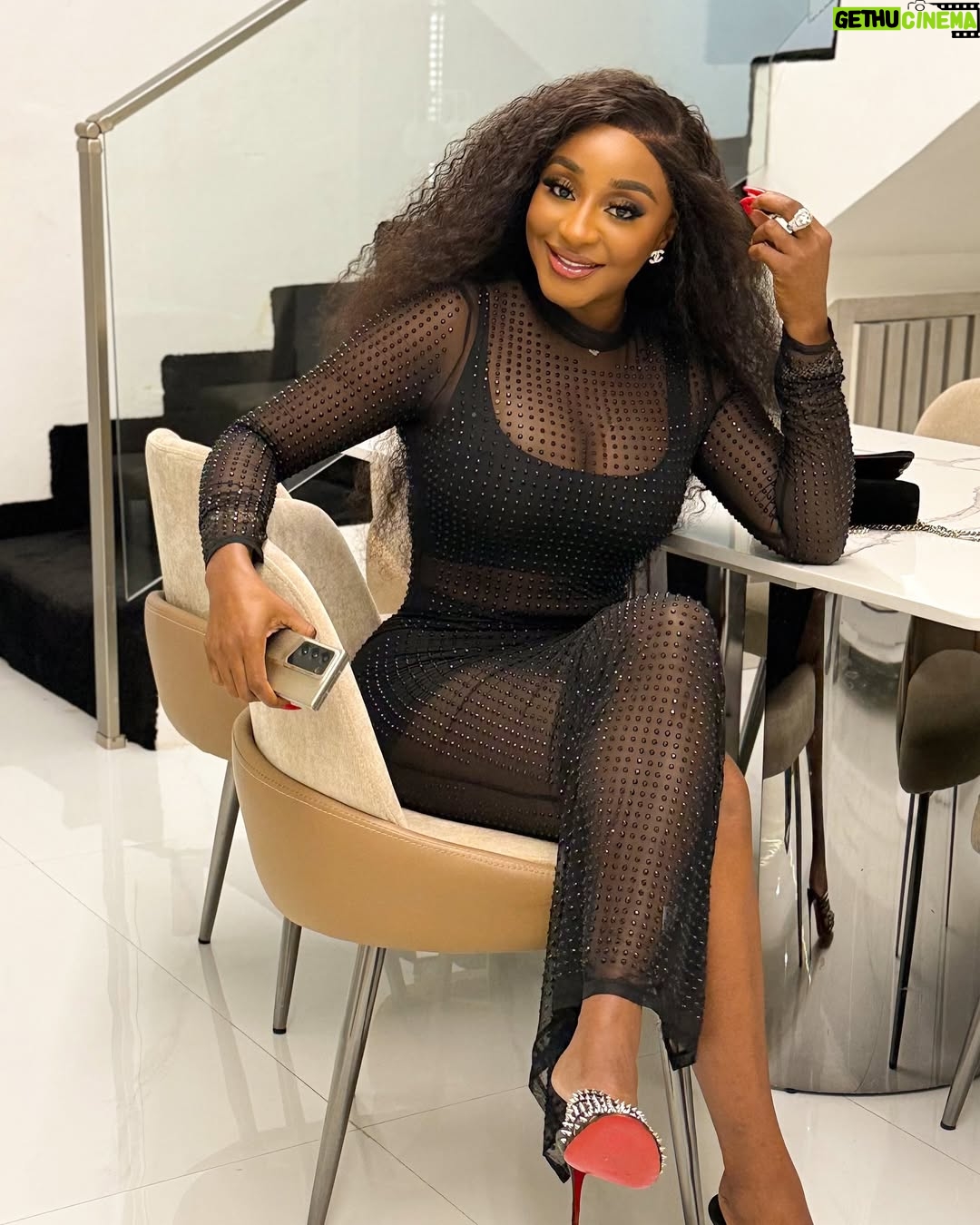 Ini Edo - 253.6K Likes - She said “mama I got this “ I’m just here posing for my lil boss ,She’s the director I’m just following orders 💡💋