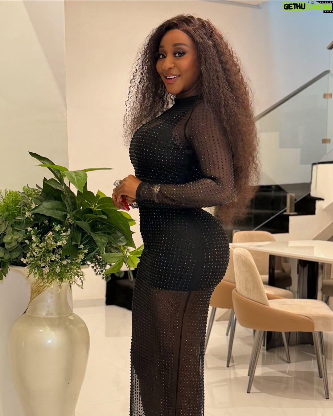 Ini Edo - 253.6K Likes - She said “mama I got this “ I’m just here posing for my lil boss ,She’s the director I’m just following orders 💡💋